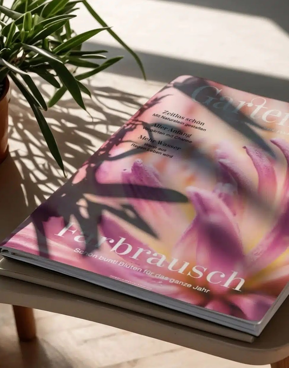 Teaserbild_GatrenArt_980x1251 Cover des GartenArt Magazins mit einer Hand und verschiedenen Pflanzenillustrationen.
